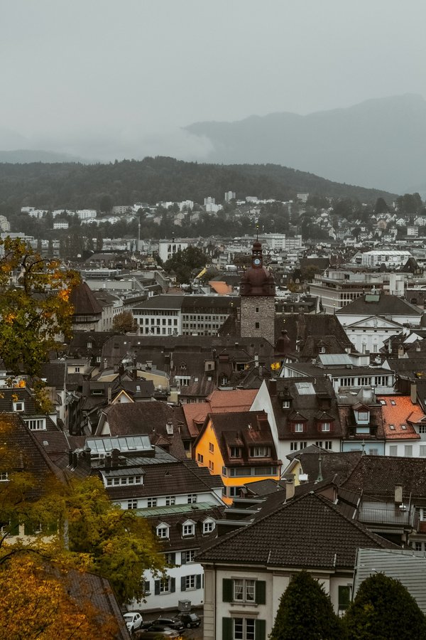 Comment découvrir les traditions et la gastronomie des villages alpins en Suisse ?