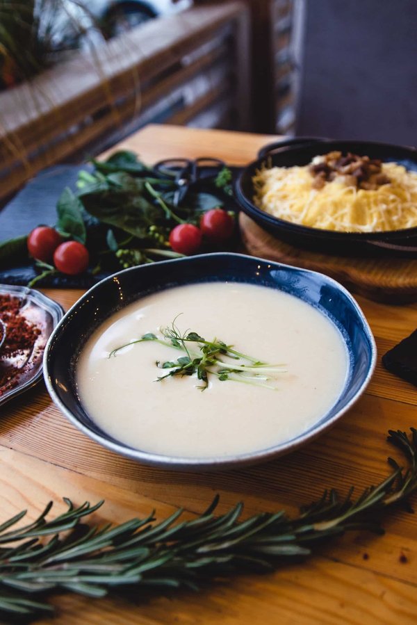 Quelle est la meilleure saison pour explorer les geysers et sources chaudes d'Islande ?